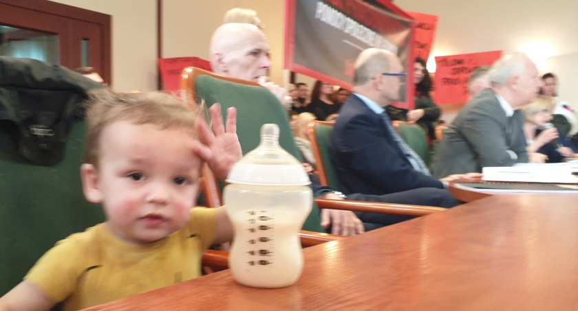 Zdjęcie: Protest pracowników MOPS i DPS na sesji rady miejskiej. Fot. Piotr Kanikowski