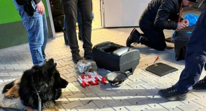 Zdjęcia: Psy policyjne znalazły race ukryte przez kibiców w głośnikach. Fot. Policja Lubin.
