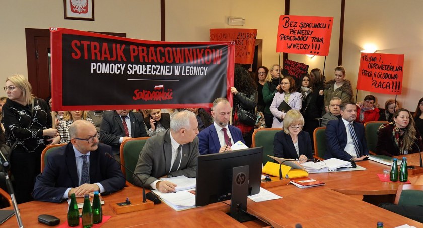Zdjęcie: Protest pracowników MOPS i DPS na sesji Rady Miejskiej Legnicy 27 lutego. Fot. Andrzej Trzeciak.