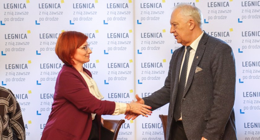 Zdjęcie: Aneta Mazur, przewodnicząca Komisji Międzyzakładowej NSZZ Solidarność przy MOPS Legnica, oraz prezydent Legnicy Tadeusz Krzakowski. Fot. Urząd Miasta w Legnicy. 