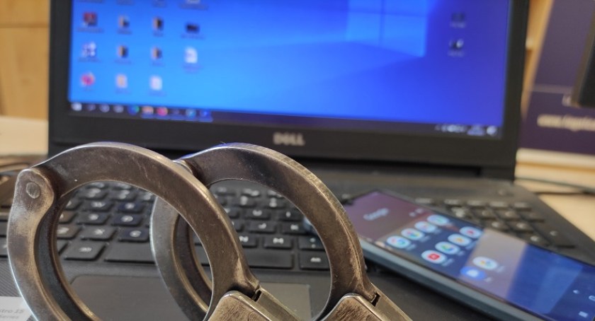 Zdjęcie: laptop i kajdanki i Fot. mat. prasowe KMP