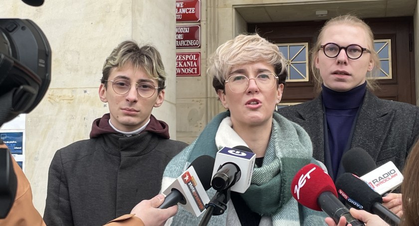 Zdjęcie: Dominik Kuc (aktywista antyprzemocowy), Katarzyna Kucy (Fundacja Równik Praw), Robert Lisiewcz (Fundacja GrowSPACE) przed Dolnośląskim Kuratorium Oświaty we Wrocławiu. Fot. nadesłane. 