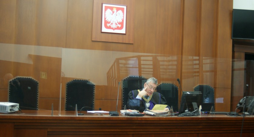 Zdjęcie: Jacek Seweryn, sędzia Sądu Rejonowego w Legnicy odczytuje wyrok w sprawie Jarosława S. Fot. Piotr Kanikowski