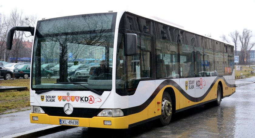 Zdjęcie: Autobus, którym Koleje Dolnośląskie wożą pasażerów w Kotlinie Kłodzkiej. Fot. Urząd Marszałkowski Województwa Dolnośląskiego.