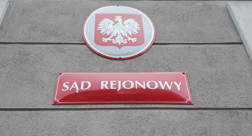 Zdjęcie: Tablica na budynku Sądu Rejonowego w Legnicy. Fot. Andrzej Trzeciak