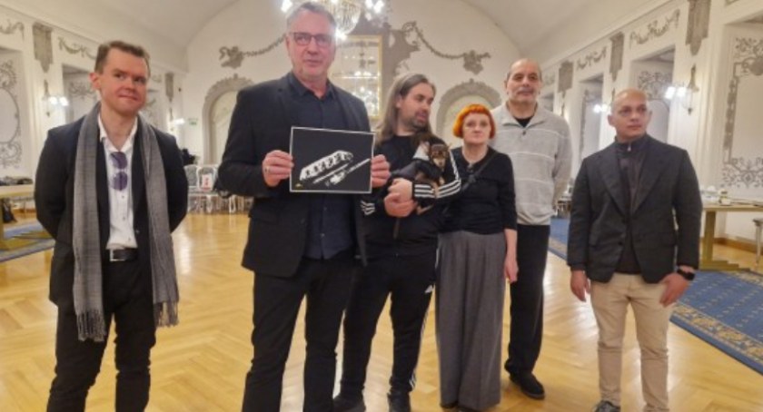 Zdjęcie: Jury Satyrykonu z pracą nagrodzoną Grand Prix, czyli Jury pracowało w składzie: Michał Batory,  Noma Bar, Michał Dyakowski, Carlos Fuentes Hierrezuelo, Konstantin Kazanchev, Elżbieta Pietraszko, Max Skorwider.