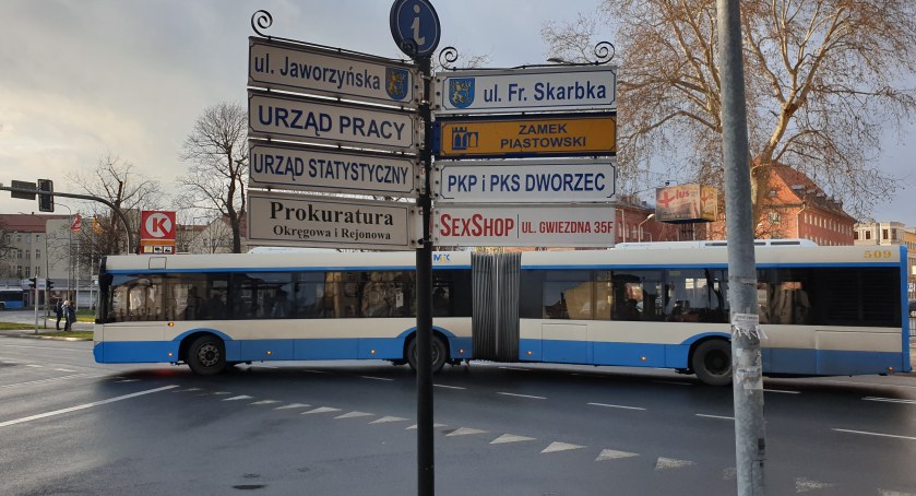 Zdjęcie: Autobus Miejskiego Przedsiębiorstwa Komunikacyjnego w Legnicy. Fot. Andrzej Trzeciak