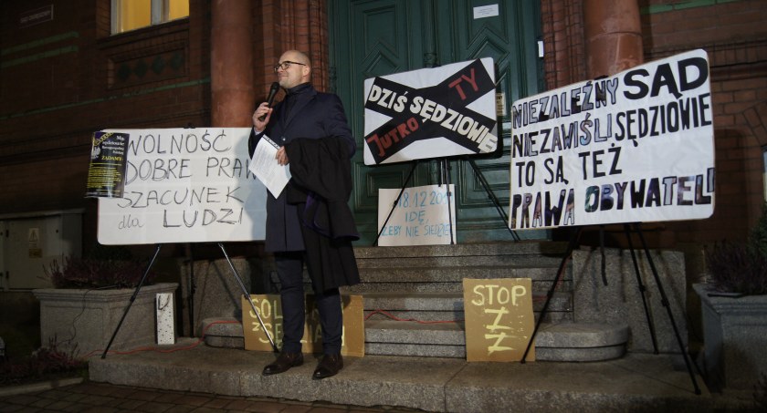 Zdjęcie: Legnicki sędzia Michał Lewoc podczas protestów w obronie niezależnego sądownictwa i niezawisłości sędziowskiej. Fot. Piotr Kanikowski