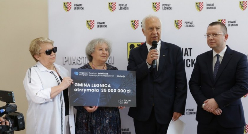 Zdjęcie: Prezydent Tadeusz Krzakowski w otoczeniu polityków Prawa i Sprawiedliwości: posłanki Ewy Szymańskiej, senator Doroty Czudowskiej i posła Krzysztofa Kubowa, szefa gabinetu politycznego premiera. Fot. Urząd Miasta w Legnicy.