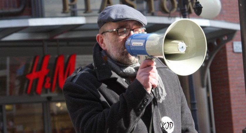 Zdjęcie: Jacek Głomb, lider legnickiej grupy Komitetu Obrony Demokracji. Fot. Piotr Kanikowski