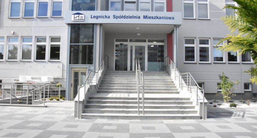 Zdjęcie: Siedziba Legnickiej Spółdzielni Mieszkaniowej. Fot. Andrzej Trzeciak
