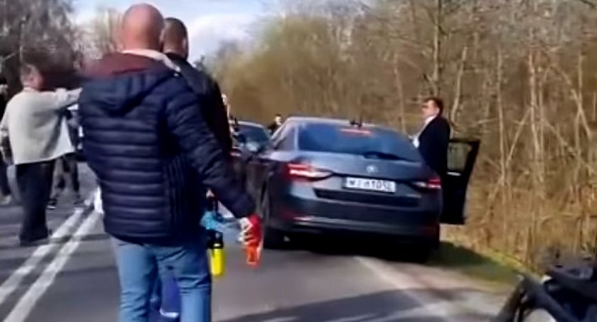 Zdjęcie: Zbigniew Stonoga wysiada z samochodu przy uczestnikach blokady żwirowni w Czernikowicach. Źródło: Facebook Zbigniewa Stonogi.