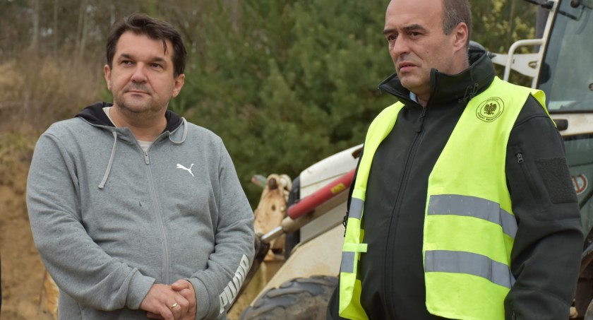 Zdjęcie: Wójt gminy Chojnów Andrzej Pyrz i Tomasz Kubicki, zastępca dyrektora Wojewódzkiej Inspekcji Ochrony Środowiska we Wrocławiu podczas kontroli żwirowni w Czernikowicach. Fot. Urząd Gminy Chojnów