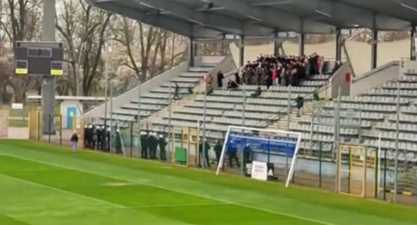 Zdjęcie: Kadr z filmiku z policyjnych ćwiczeń na stadionie Miedzi Legnica. Źródło: TikTok