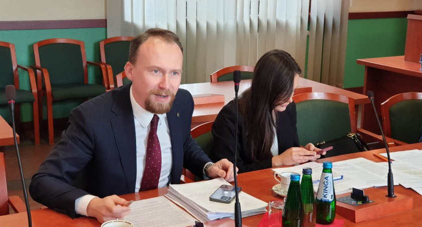 Zdjęcie: Radny Maciej Kupaj przypomniał zapis z Kodeksu karnego. Fot. Andrzej Trzeciak