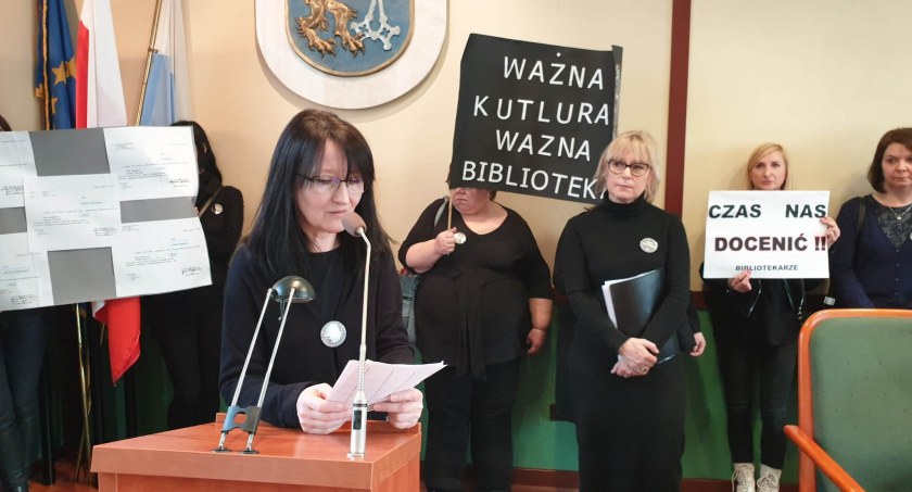 Zdjęcie: Protest pracowników Legnickiej Biblioteki podczas sesji Rady Miejskiej Legnicy 