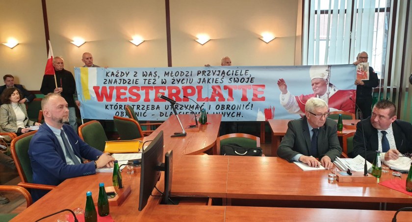 Zdjęcie: Sesja Rady Miejskiej Legnicy. Fot. Andrzej Trzeciak