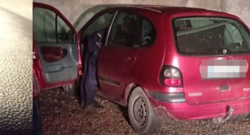 Zdjęcie: Renault Twingo zatrzymany przez policjantów w Polkowicach. Fot. Komenda Powiatowa Policji w Polkowicach