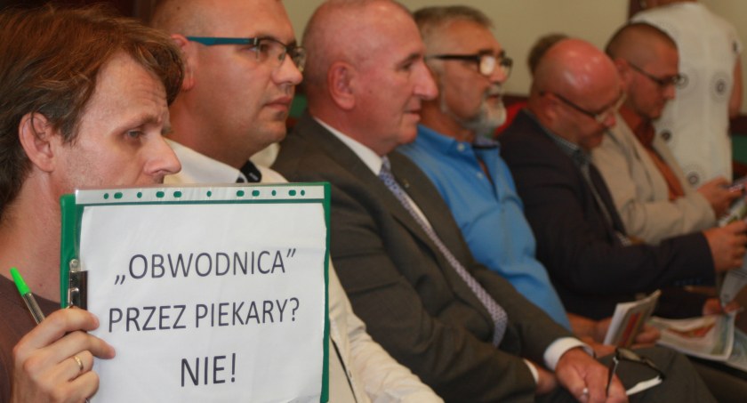 Zdjecie: Sesja Rady Miejskiej Legnicy z lipca 2018 r., gdy mieszkańcy protestowali przeciwko planom poprowadzenia obwodnicy przez środek osiedla Piekary. Fot. Piotr Kanikowski