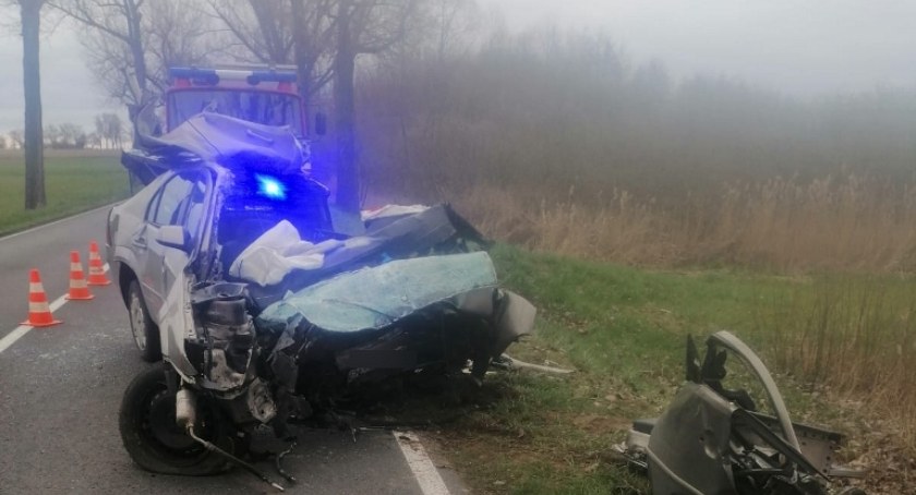 Zdjęcie: Miejsce wypadku na drodze Dalewo - Łuszkow. Fot. Piotr Nowacki/ Komenda Powiatowa Policji w Śremie.
