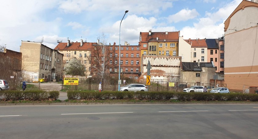 Zdjęcie: Działka, na której ma powstać stacja paliw. Fot. Andrzej Trzeciak