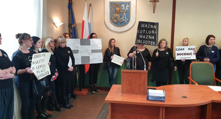 Zdjęcie: Protest legnickich bibliotekarzy na sesji Rady Miejskiej Legnicy 27 marca 2023 r. Fot. Andrzej Trzeciak