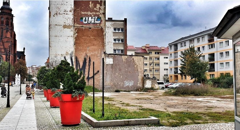 Zdjęcie: Niezagospodarowana działka po Urzędzie Skarbowym przy ul. Najświętszej Marii Panny w Legnicy. Fot. Andrzej Trzeciak