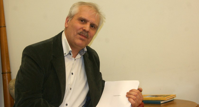 Zdjęcie: Jerzy Starzyński z maszynopisem 
