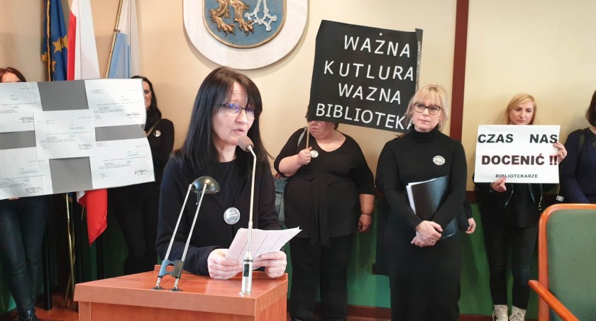 Zdjęcie: Protest bibliotekarzy na marcowej sesji Rady Miejskiej Legnicy. Fot. Andrzej Trzeciak.