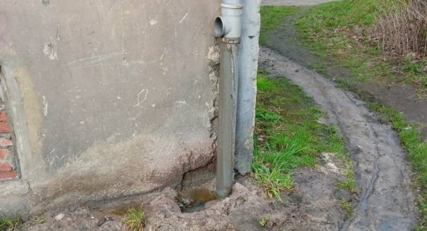 Zdjęcie: Rynna, z której wyciekają ścieki. Zdjęcie nadesłane 