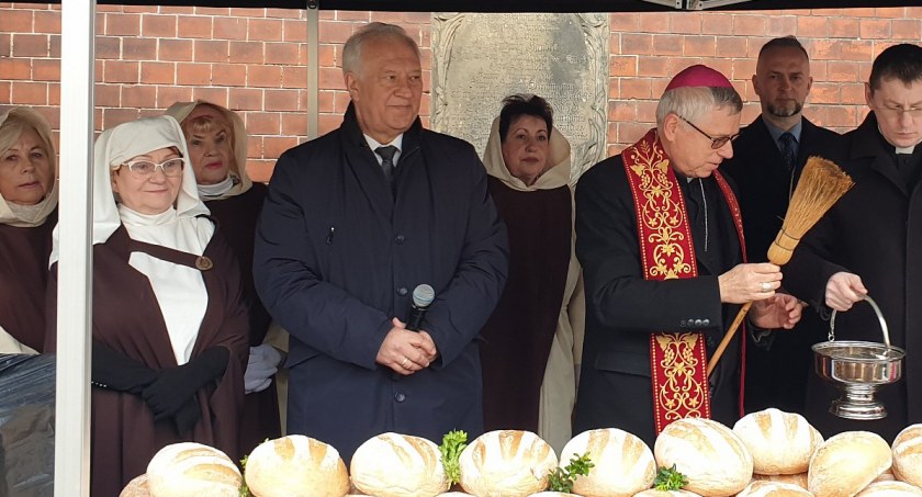 Zdjęcie: Śledź, chleb i grosz pod legnicką katedrą. Fot. Andrzej Trzeciak