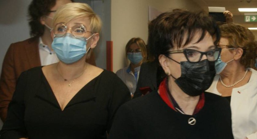 Zdjęcie: Marszałek Sejmu Elżbieta Witek (z prawej) i Anna Płotnicka-Mieloch, dyrektorka Wojewódzkiego Szpitala Specjalistycznego w Legnicy. Fot. Piotr Kanikowski 