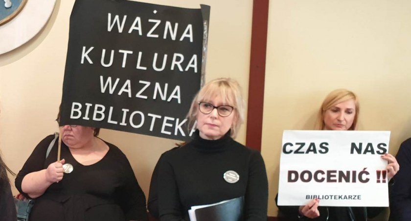 Zdjęcie: Protest bibliotekarzy na sesji Rady Miejskiej Legnicy. W środku Mariola Kawecka. Fot. Andrzej Trzeciak 