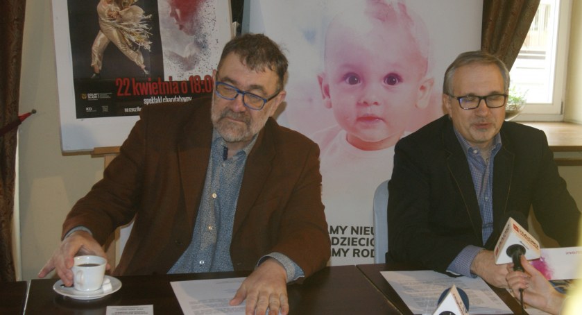 Zdjęcie: (od lewej) dyrektor Teatru Modrzejewskiej w Legnicy Jacek Głomb i dr n. med. Krzysztof Szmyd, prezes Stowarzyszenia Medycznego Hospicjum dla Dzieci Dolnego Śląska Formuła Dobra i prezes