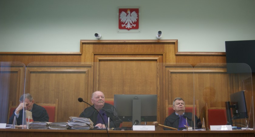Zdjęcie: Sędziowie (od lewej) Lech Mużyło, Andrzej Środek, Marek Poddębniak. Fot. Piotr Kanikowski
