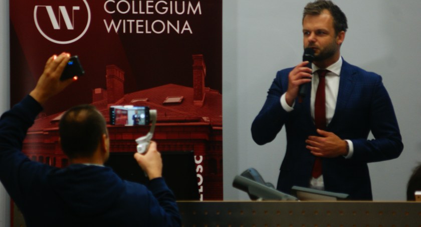Zdjęcie: Dr inż. Piotr Nadybski, dziekan Wydziału Nauk Społecznych i Humanistycznych Collegium Witelona w Legnicy. 