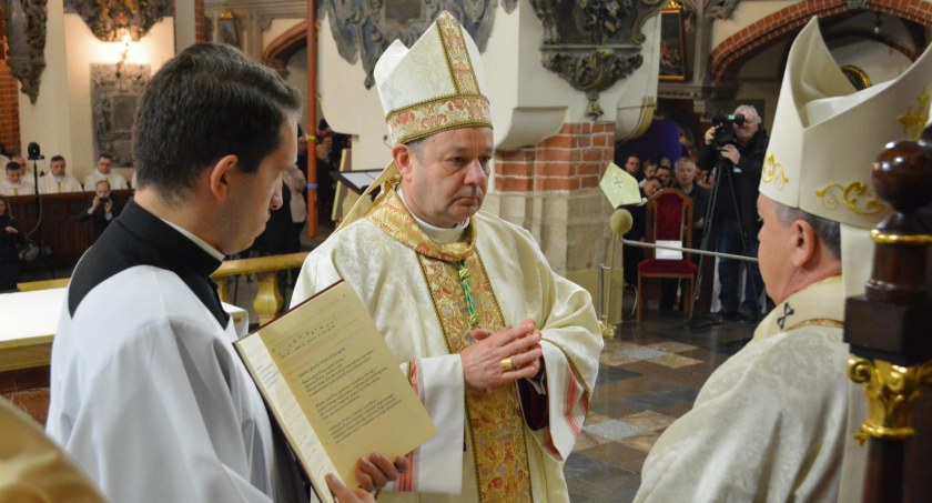Zdjęcie: Nowy biskup pomocniczy legnicki Piotr Wawrzyniak i arcybiskup Józef Kupny, metropolita wrocławski. Fot. Legnicka Kuria Biskupia 