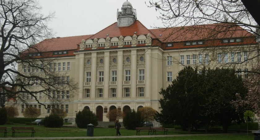 Zdjęcie: Budynek Legnickiej Kurii Biskupiej. Fot. Piotr Kanikowski