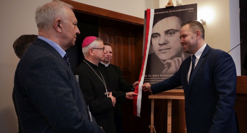 Zdjęcie: Otwarcie Przystanku Historia im. Ks. Jerzego Popiełuszki w Legnicy. Od lewej: prezydent Legnicy Tadeusz Krzakowski, biskup legnicki Andrzej Siemieniewski, ks. Piotr Kot -  rektor Wyższego Seminarium Duchownego w Legnicy oraz prezes Instytutu Pamięci Narodowej Karol Nawrocki. Fot. IPN.