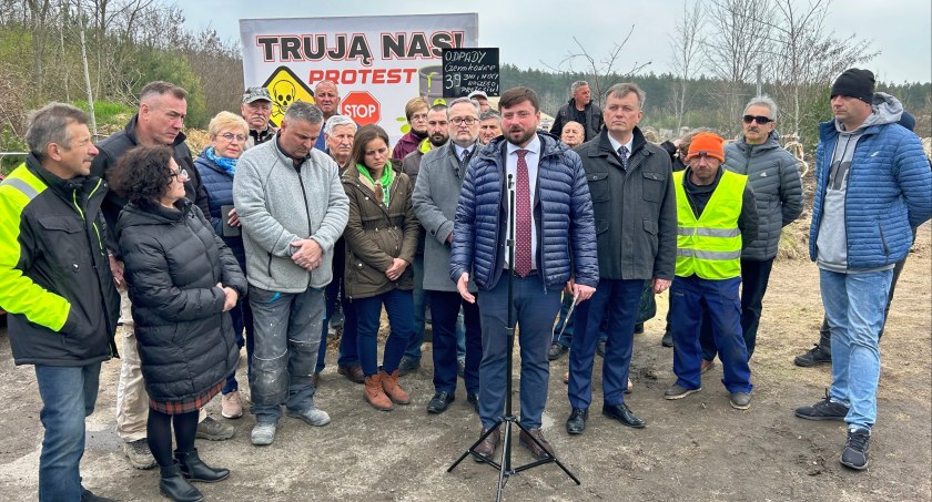 Zdjęcie: Poseł Krzysztof Tuduj na konferencji prasowej wśród uczestników protestu w Czernikowicach. Fot. nadesłane.