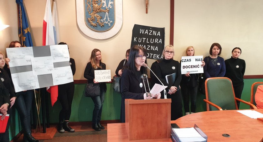 Zdjęcie: Protest pracowników Legnickiej Biblioteki podczas sesji Rady Miejskiej Legnicy 