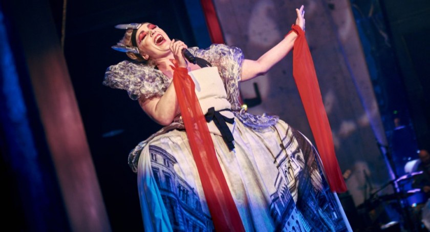Zdjęcie: Ewa Galusińska jako Lady Makbet w wariacji szekspirowskiej Teatru Modrzejewskiej 