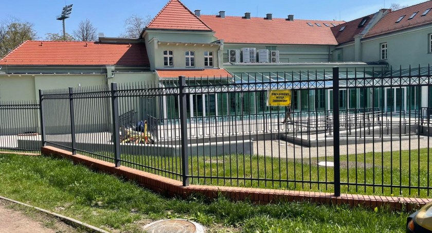 Zdjęcie: Teatr letni w Legnicy, teren budowy - wstęp wzbroniony. Fot. Maciej Kupaj. 