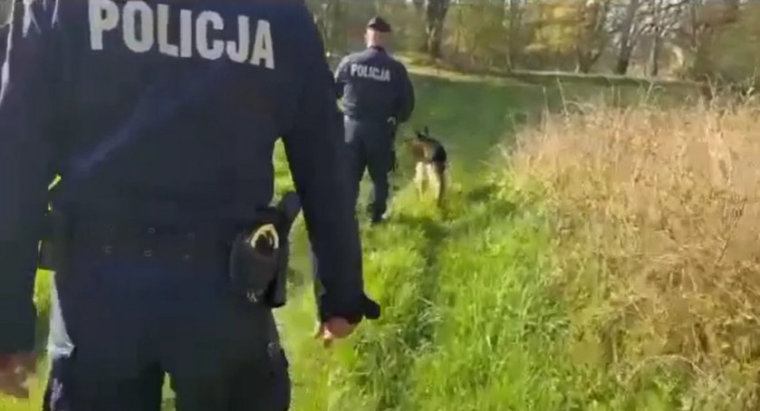 Zdjęcie: Policjanci z psem tropiącym. Fot. Komenda Miejska Policji w Legnicy