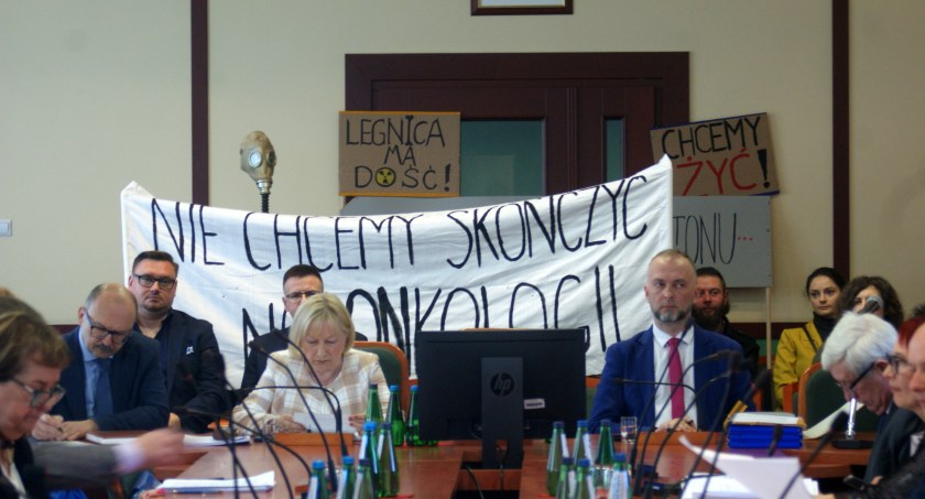 Zdjęcie: Protest przeciwko składowisku odpadów na sesji Rady Miejskiej legnicy 24.04.2023. Fot. Piotr Kanikowski