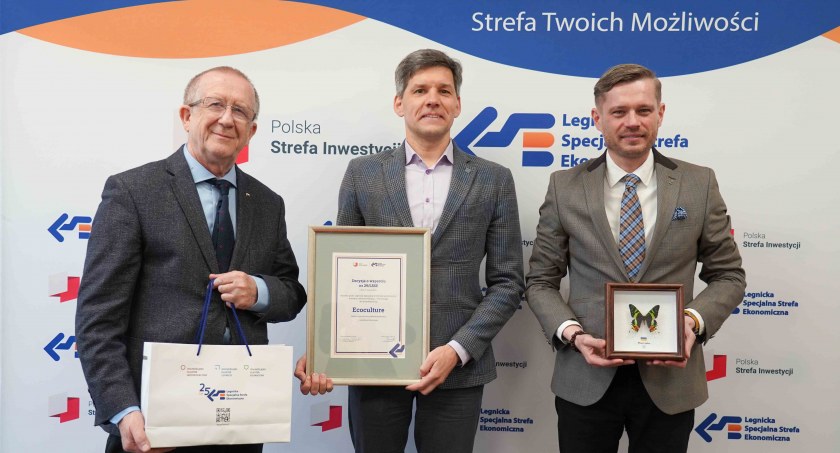 Zdjęcie: Sergii Antonenkov, prezes zarządu spółki EcoCulture (w środku) oraz przedstawiciele Legnickiej Specjalnej Strefy Przemysłowej, tzn. prezes Przemysław Brożek (po prawej) Stanisław Obertaniec, przewodniczący rady nadzorczej (po lewej). fot. LSSE