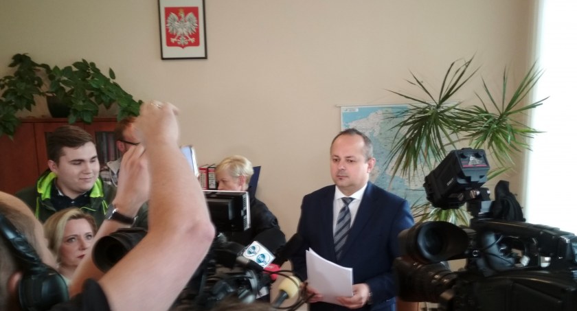 Zdjęcie: Prokurator Radosław Wrębiak, szef Prokuratury Rejonowej w Legnicy, podczas konferencji prasowej 30 maja 2022 r., po wszczęciu postępowania w sprawie palmiarni. Fot. Piotr Kanikowski
