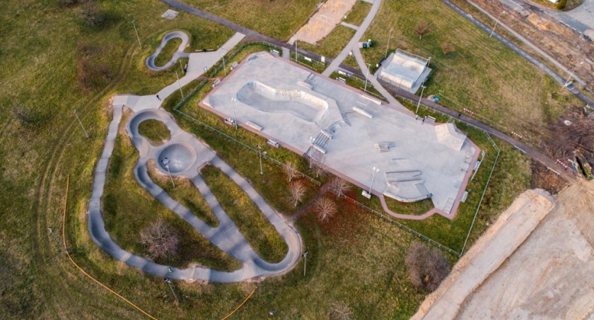 Zdjęcie: Skatepark z pumptrackiem oraz budowa Zbiorczej Drogi Południowej. Fot. Urząd Miasta w Legnicy.