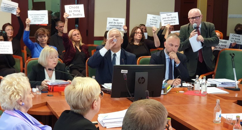 Zdjęcie: Protest pracowników i widzów Teatru Modrzejewskiej na sesji Rady Miejskiej w Legnicy we wrześniu 2022 r. Z prawej strony stoi mec. Mirosław Zagrobelny, radca prawny urzędu miasta. Fot. Andrzej Trzeciak