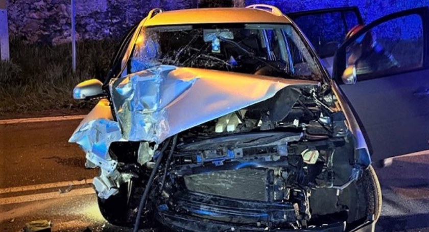 Zdjęcie: Rozbity w Studnicy volkswagen. Fot. Komenda Miejska Policji w Legnicy.  